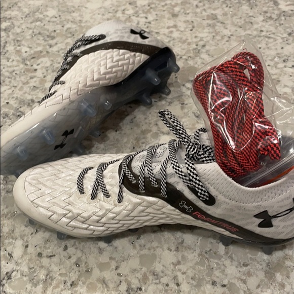 Under Armor  formtrmtrue soccer cleats. - Picture 4 of 6